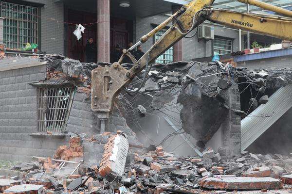 “城中村”违章修建撤除施工 “城中村”违章修建撤除施工