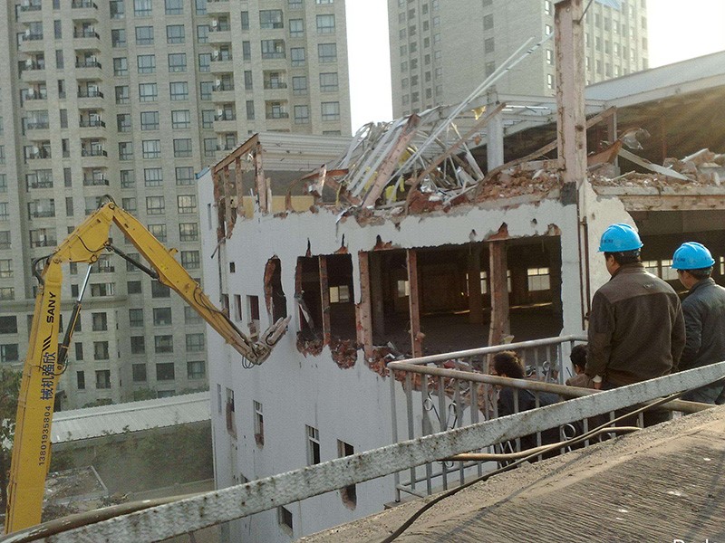 墙面修复前清算姑苏衡宇撤除的墙体残渣